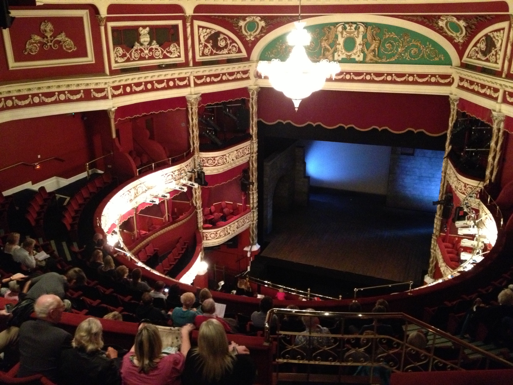 Weekend theater. Дублин the GAIETY Theatre. Балкон в театре. Эксцентрика в театре. Уайльда в Дублине был the GAIETY Theatre.